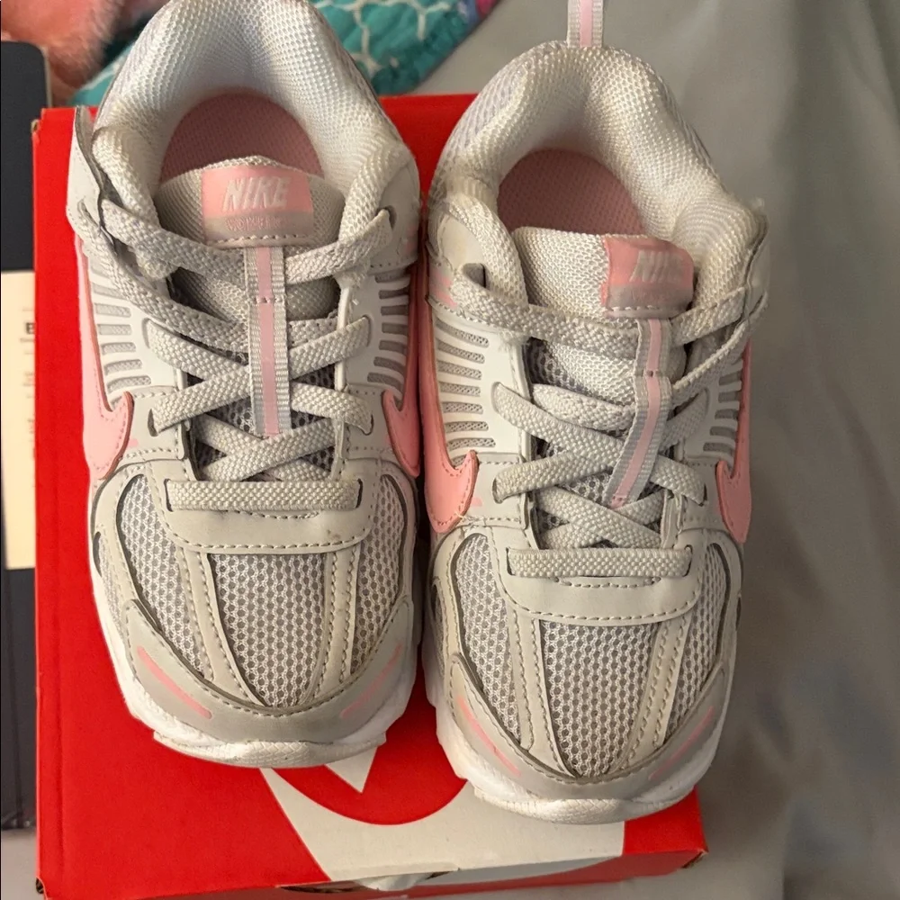 Nike Kids' Vomero 10c Light Pink and Gray Sneakers - Picture 1 of 2